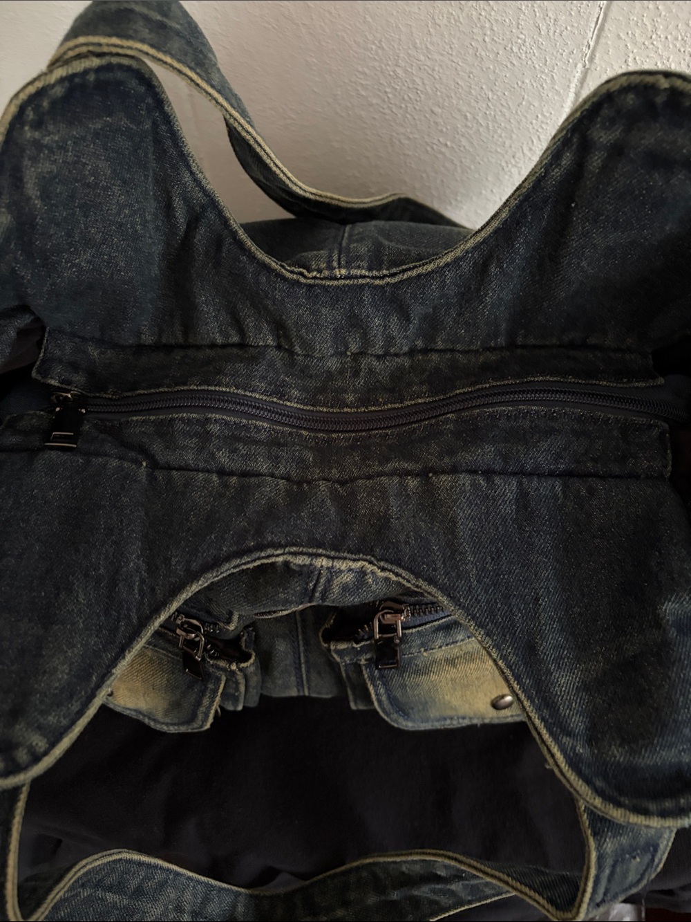 Shoulder/crossbody bag. Distressed denim w/2 zipped front pockets. - Picture 5 of 7